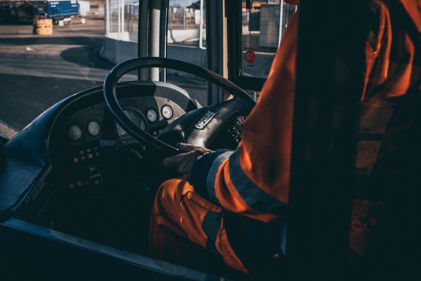 Motorista ao volante na cabine do caminhão